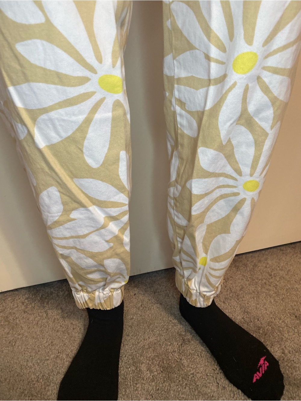 Forever 21 Beige Cargo Joggers with White Daisy Print size small - Picture 6 of 12